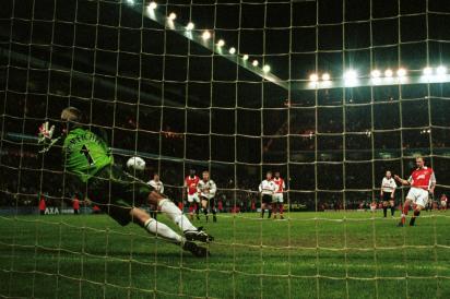 dennis bergkamp penalti diselamatkan fa cup 1999