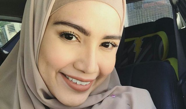 dikecam masih tak berhijab akhirnya ini respon elyana