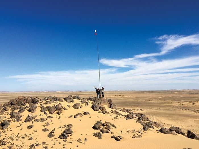 dmitry zhikharev dan mikhael ronkainen menakluki bir tawil no mans land dan meletakkan bendera rusia