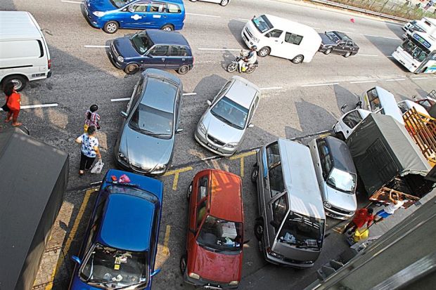 double parking dah menjadi lumrah tapi masih ramai yang bodoh