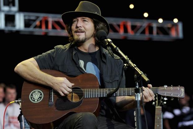 eddie vedder bekas guard hotel