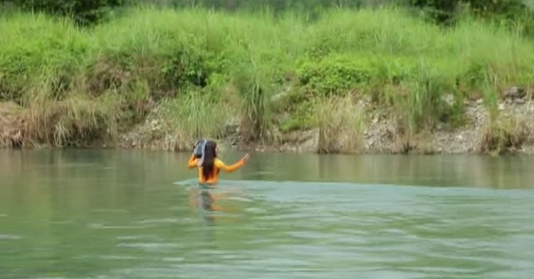 elizabeth miranda cikgu hebat redah 5 sungai dan jalan 2 jam setiap hari untuk ke sekolah 0