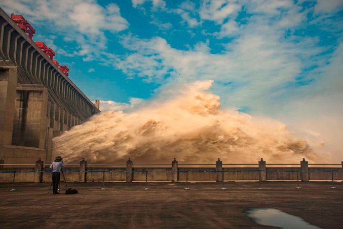 empangan three gorges air mengalir keluar