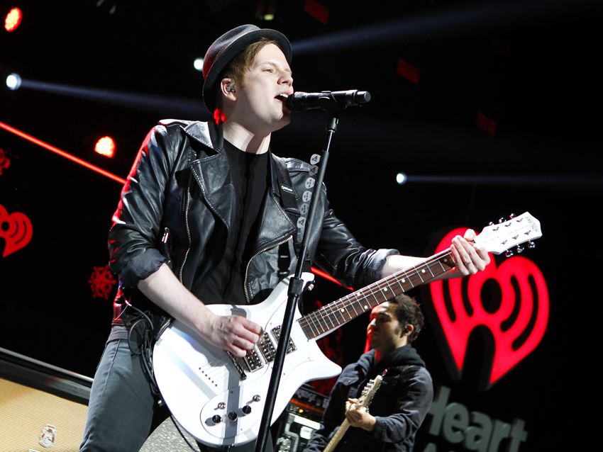 fall out boy suara sensitif