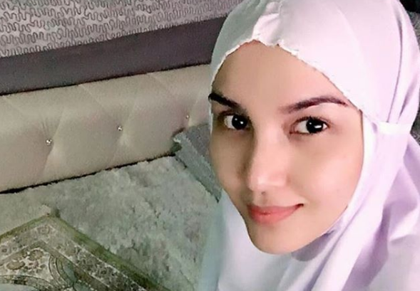 fiza halim pakai makeup ketika solat 1