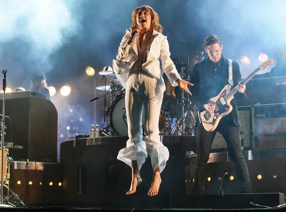 florence and the machine melompat sehingga kaki patah