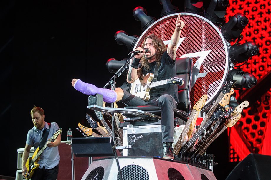 foo fighters dave grohl masih menyanyi walaupun kaki patah