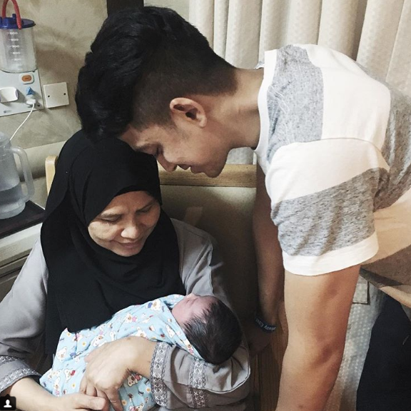 foto foto comel anak kedua syarif sleeq netizen geram kecil kecil dah handsome 6