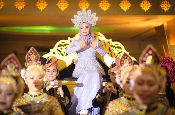 foto foto majlis resepsi ummi nazeera dan suami 6