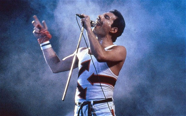 freddie mercury menggunakan mikrofon patah 10 perkara tentang freddie mercury yang ramai tak tahu