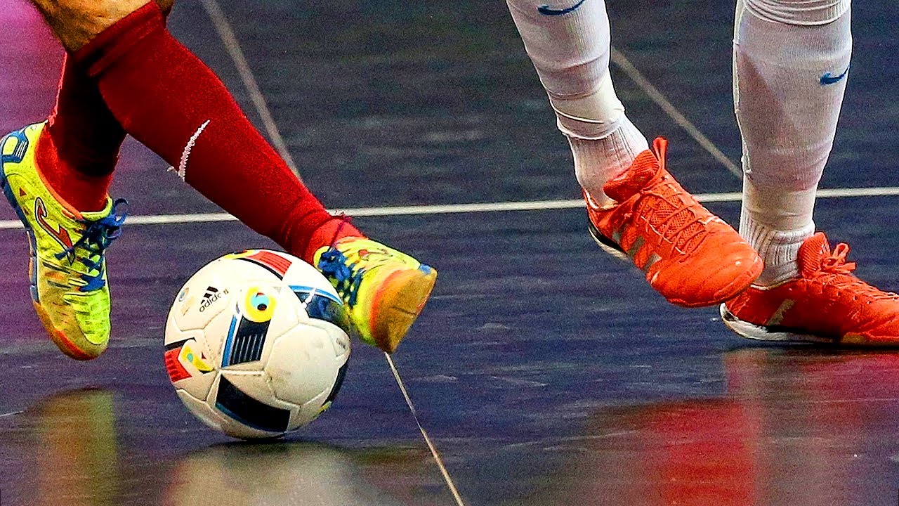 futsal bola sepak dalam dewan