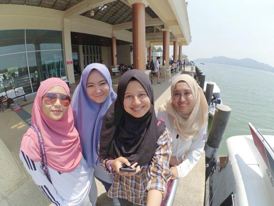 gadis backpackers