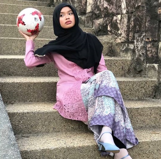 gadis berbaju kurung timang bola