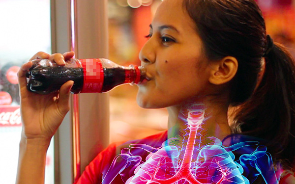 gadis cantik minum air coke coca cola 400