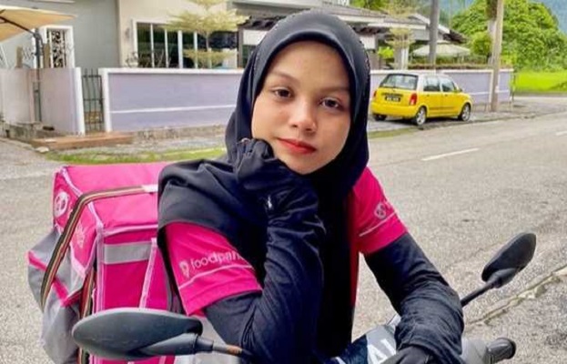 gadis cantik penghantar makanan