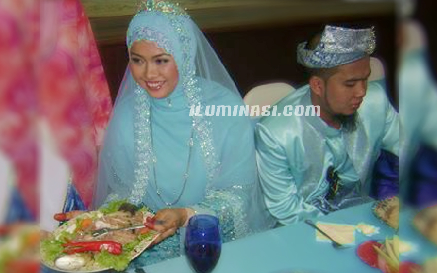 gambar ebit lew dan isteri berkahwin sanding