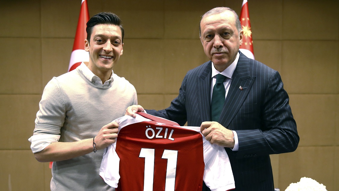 gambar mesut ozil dan presiden turki recep tayyip erdo an yang menjadi kontroversi