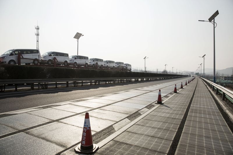 gambar panel solar di jalan raya