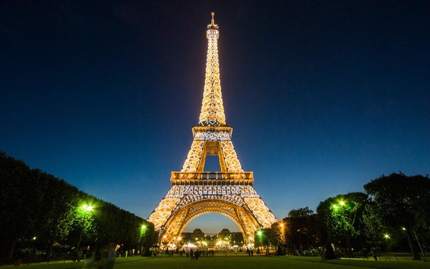 gambar waktu malam menara eiffel tidak dibenarkan diambil