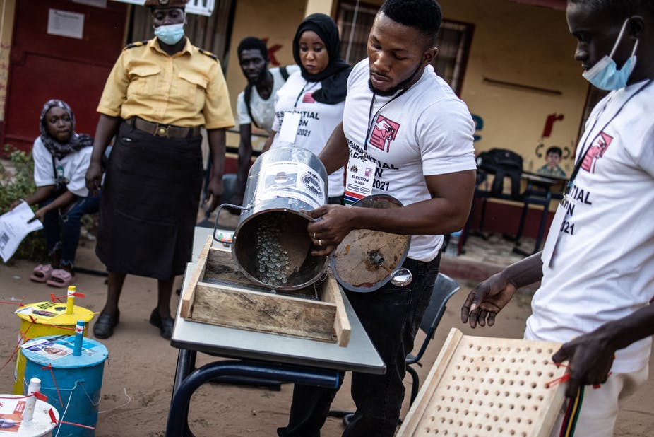 gambia kiraan undi tempat awam