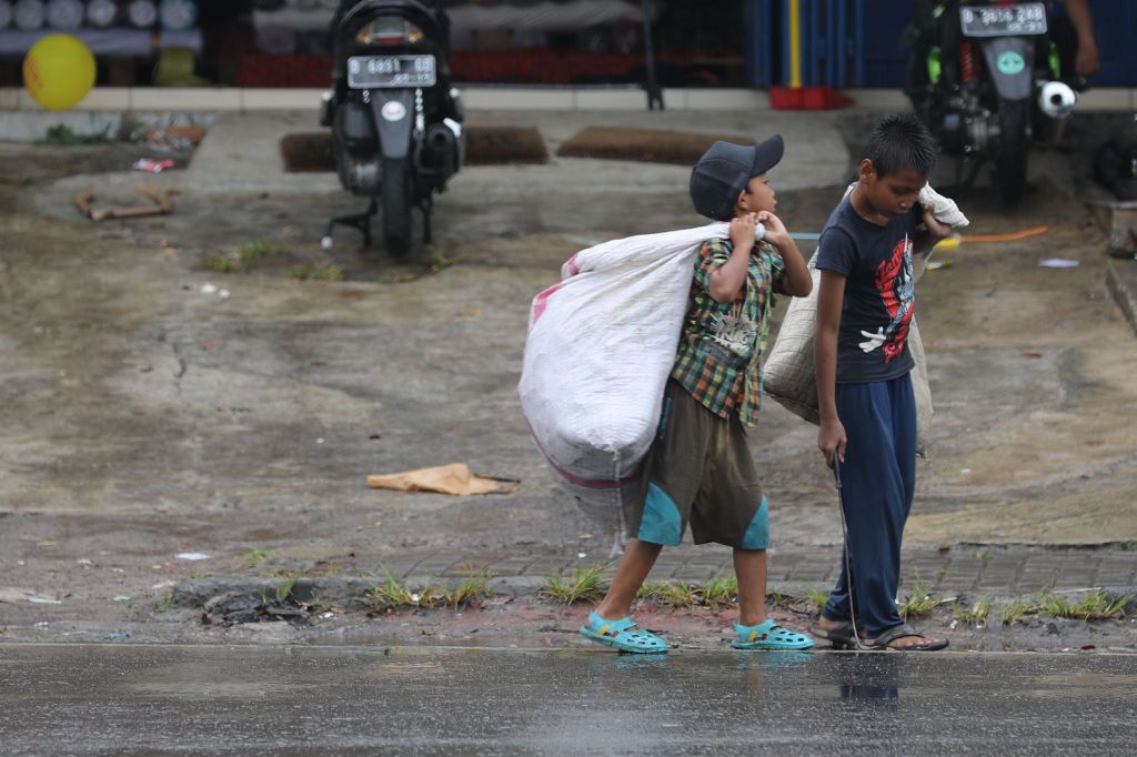 gelandangan kutip tin