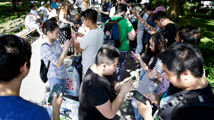 generasi kini leka bermain telefon pintar