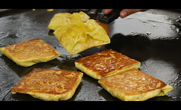 gerai jual murtabak yang sedap selalu ada barisan panjang