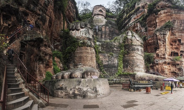 giant buddha leshan china