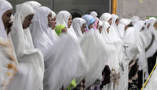 golongan wanita bersolat tarawih di bulan ramadhan