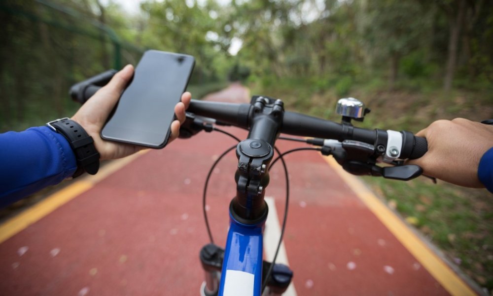 guna telefon semasa menunggang