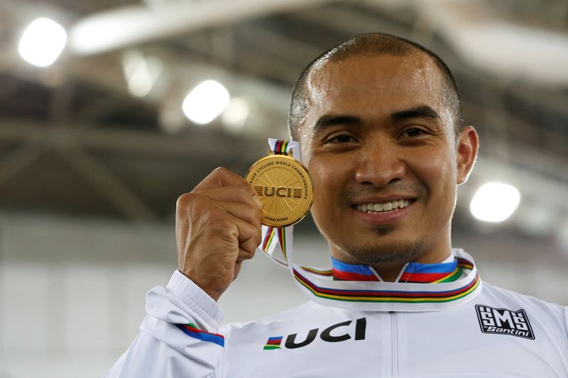 hadiah istimewa azizulhasni awang kepada datuk siti nurhaliza 1