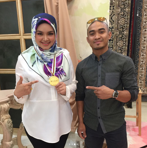 hadiah istimewa azizulhasni awang kepada datuk siti nurhaliza 2