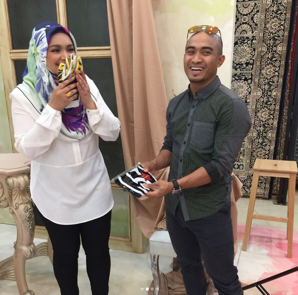 hadiah istimewa azizulhasni awang kepada datuk siti nurhaliza 3