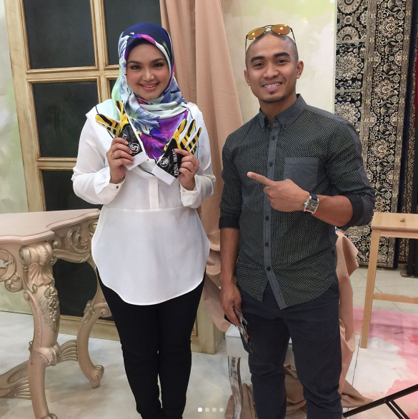 hadiah istimewa azizulhasni awang kepada datuk siti nurhaliza 4