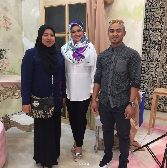 hadiah istimewa azizulhasni awang kepada datuk siti nurhaliza 5