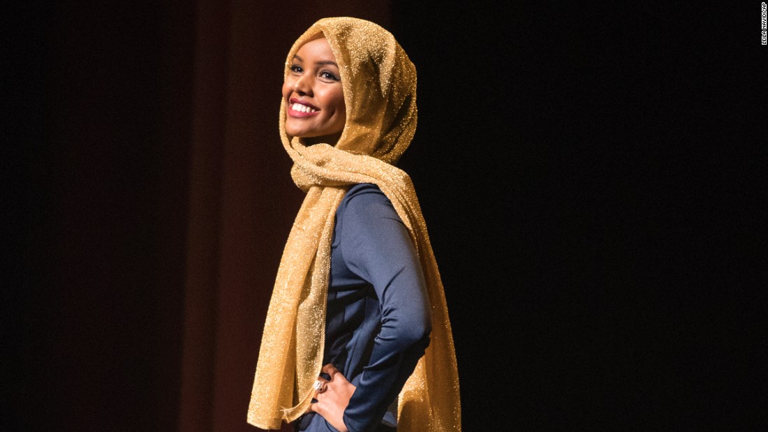 halima aden supermodel muslimah pertama dunia 2