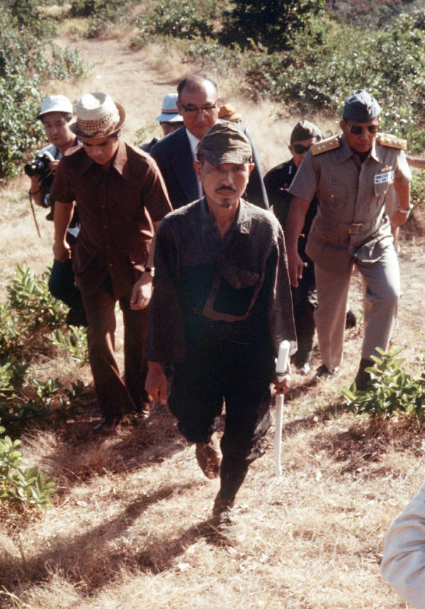 hiroo onoda menyerah diri dan diiringi keluar dari hutan