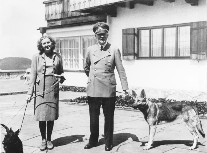 hitler dan eva bersama anjing mereka