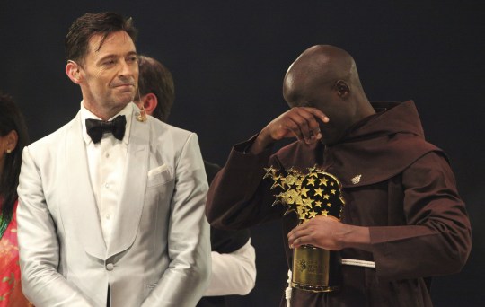 hugh jackman menyampaikan hadiah kepada tabichi