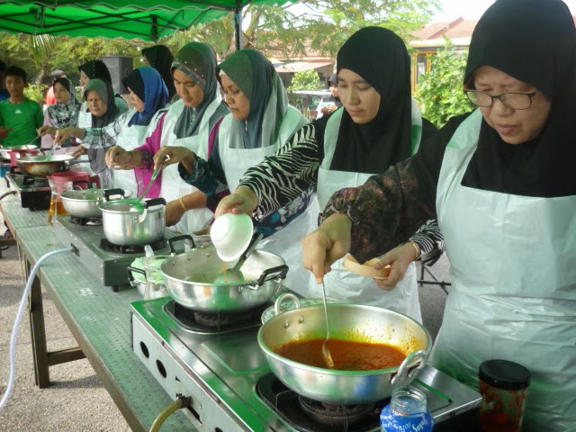 ibu ibu memasak