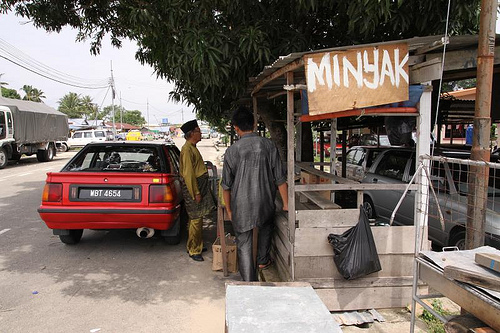 iluminasi stesyen minyak rugi harga minyak petrol diesel3 110