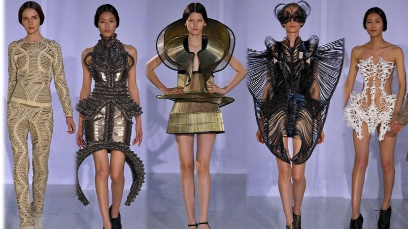 iris van herpen high fashion mengapa pertunjukan fesyen banyak peraga baju yang gila gila