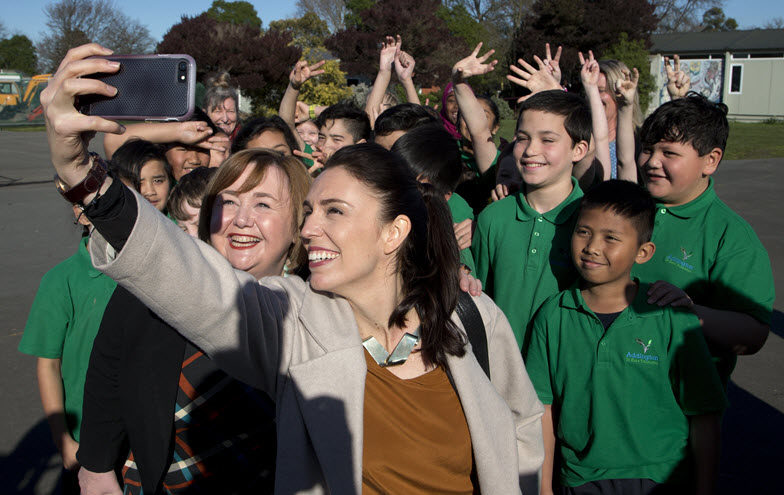 jacinda ardern dan penyokongnya 44