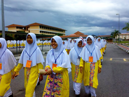 jalan kaki ke kelas di sekolah berasrama penuh