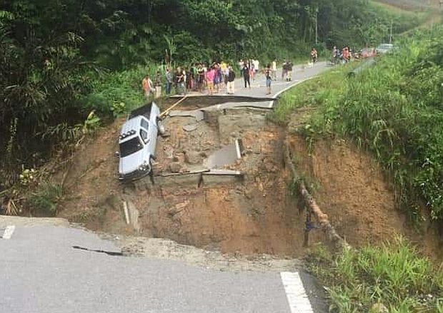 jalan runtuh di pakan sarawak