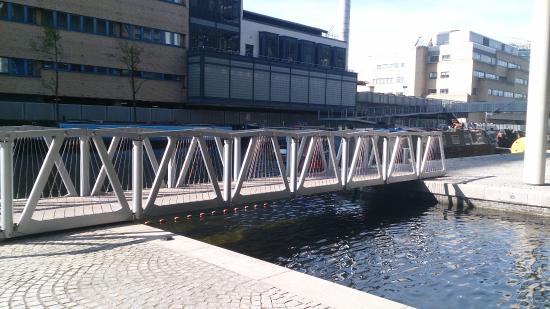 jambatan unik kreatif di seluruh dunia rolling bridge london