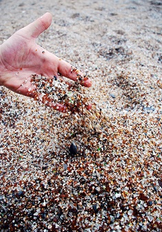 jangan ambil kaca yang terdapat di glass beach