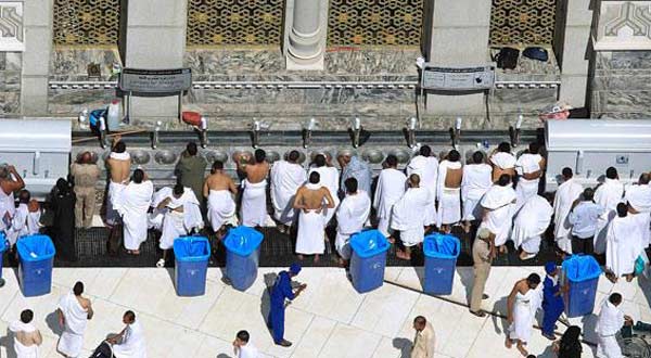 jemaah minum air zamzam