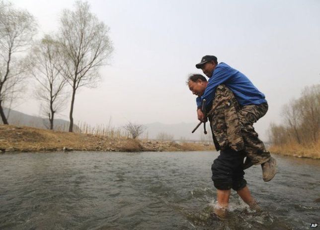 jia wenqi mendukung jia haixia di belakangnya untuk menyeberangi sungai