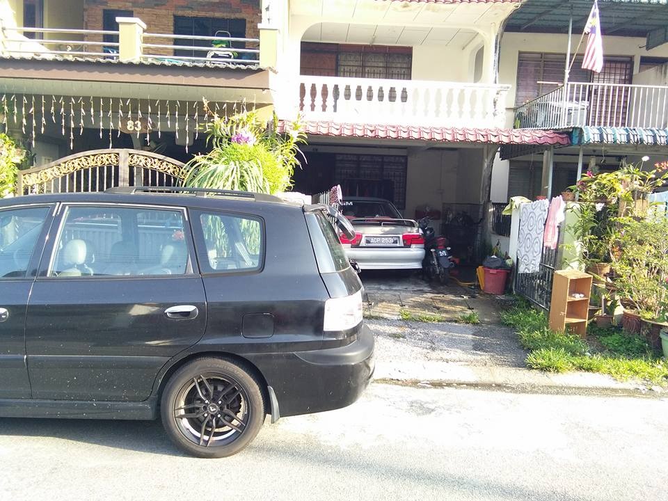 jiran parkir kereta masuk ke depan rumah lain